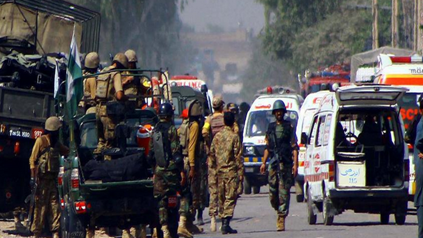 Pakistan’da güvenlik güçlerine bomba yüklü araçla saldırı