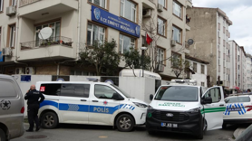 Karakolda polisin tabancasını alıp kafasına sıktı