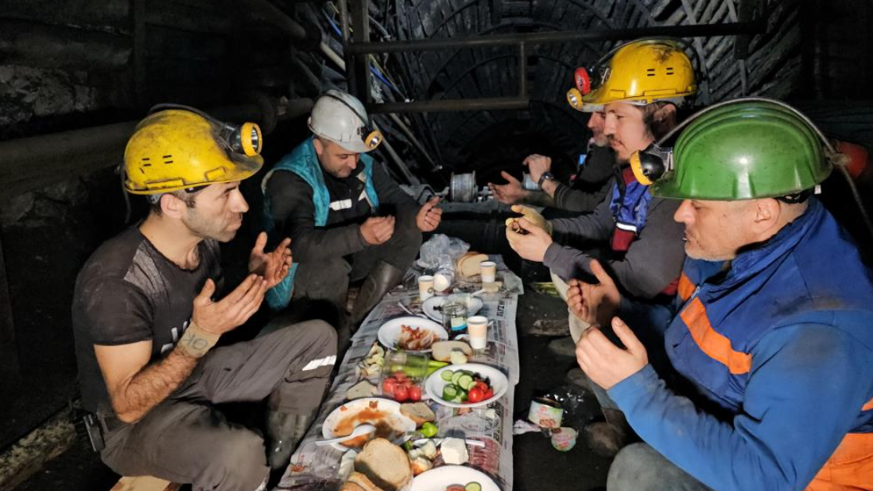 Madencilerin yerin 120 metre altında ilk sahur heyecanı
