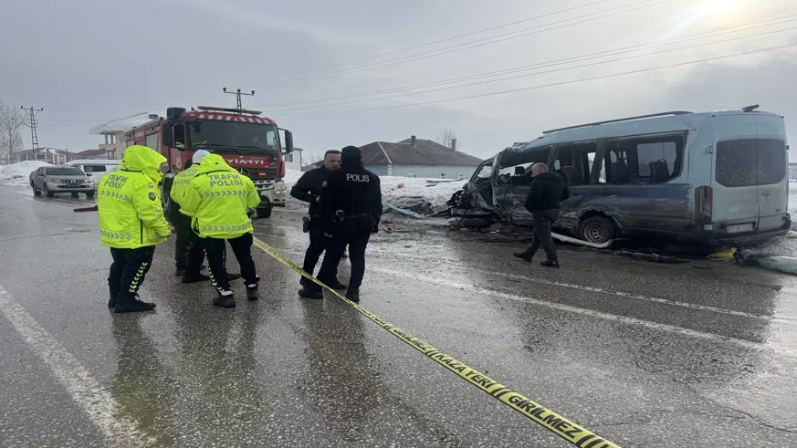 Hakkari'de otobüs ile minibüsün çarpıştığı kaza