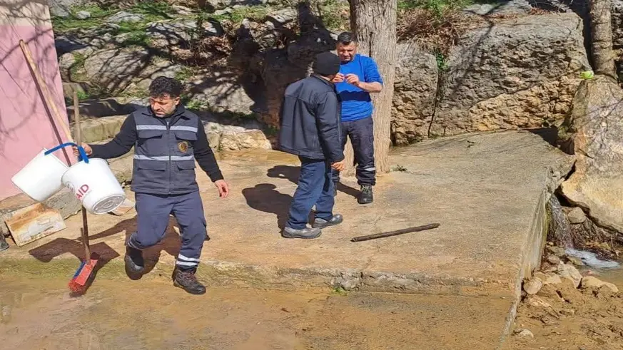 TAHRİP OLAN TÜRBE HAZRO BELEDİYESİ TARAFINDAN YENİLENDİ