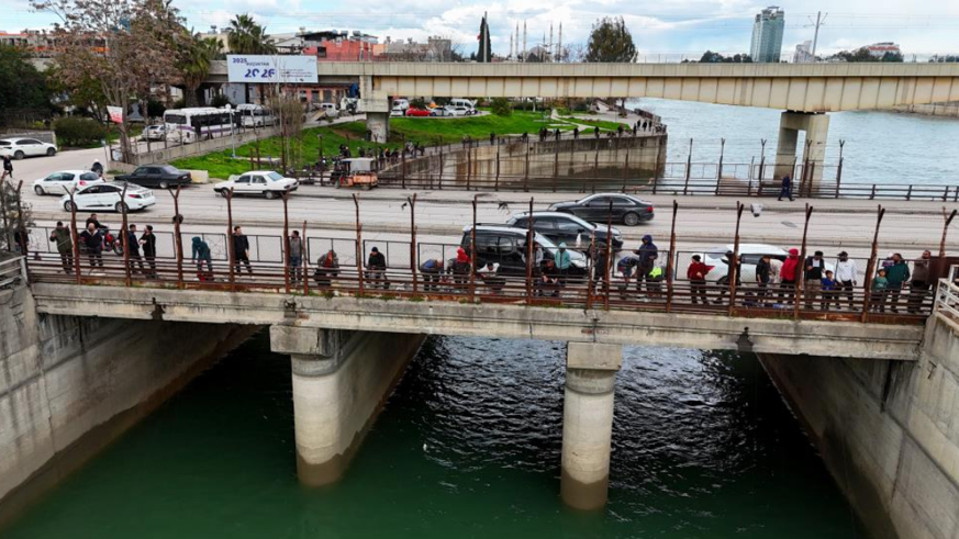 Onlarca balıkçı nehre akın etti