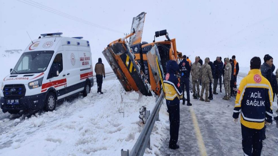 Karayollarına ait iş makinesi kaza yaptı