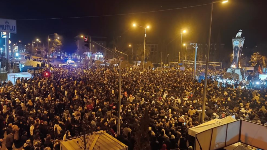 Adıyaman'da binlerce kişi deprem şehitlerini andı