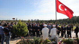 Bakan Yumaklı, deprem şehitlerinin kabirlerini ziyaret etti