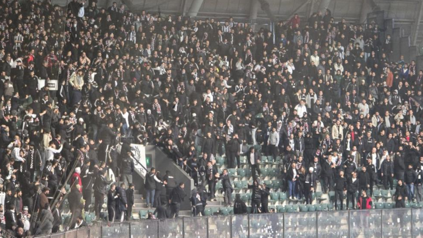 Beşiktaş tribünü karıştı