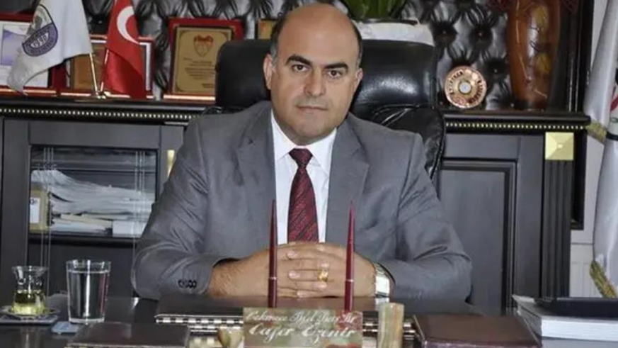 Eski belediye başkanını oğlu baltayla öldürdü