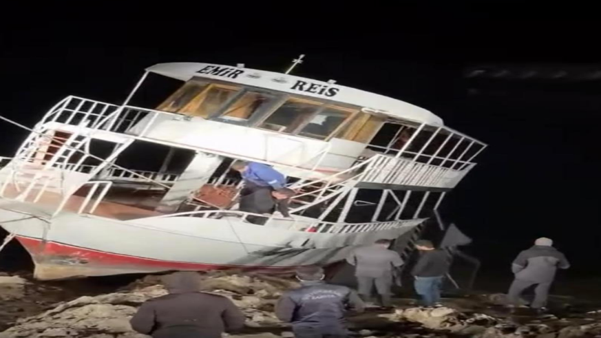 Diyarbakır'da kısmen batan tekne halat yardımıyla kurtarıldı