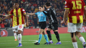 Süper Lig'de 22 yıl sonra kadın hakem düdük çaldı
