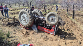 Tarlasını sürerken devrilen traktörün altında kaldı