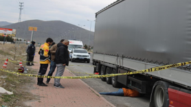 Tırın altında ölü bulundu