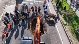 Diyarbakır’da yol çöktü