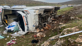 Mardin’de yolcu otobüsü devrildi