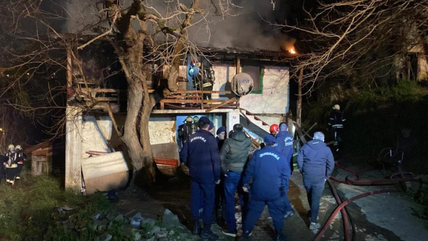 Alevlerin arasında hayatını kaybetti