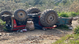 Traktör devrildi: 3 ölü