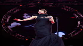 Ebru Yaşar Harbiye'yi salladı