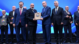 Kaya’ya Erdoğan’dan hizmet plaketi