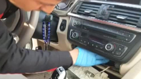 Otomobilin gizli bölmelerinden  çok sayıda silah çıkartıldı