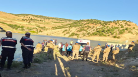Serinlemek için girdiği gölette boğuldu