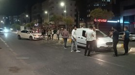Kaza yapan araçlar polis memurunu ezdi