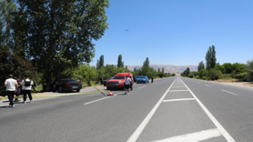 Otomobil ağaca çarptı