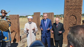 Cumhurbaşkanı Erdoğan Ahlat Selçuklu Kabristanını ziyaret etti