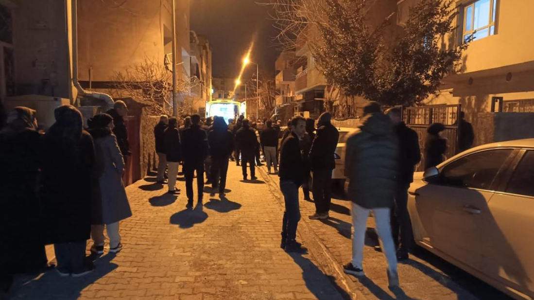 Babasını öldürdü