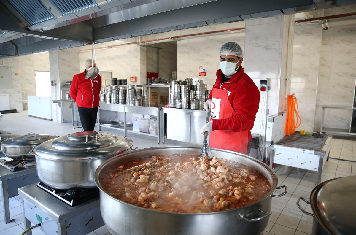 Türk Kızılay, yüzlerce aileye  iftarda sıcak aş ulaştırıyor