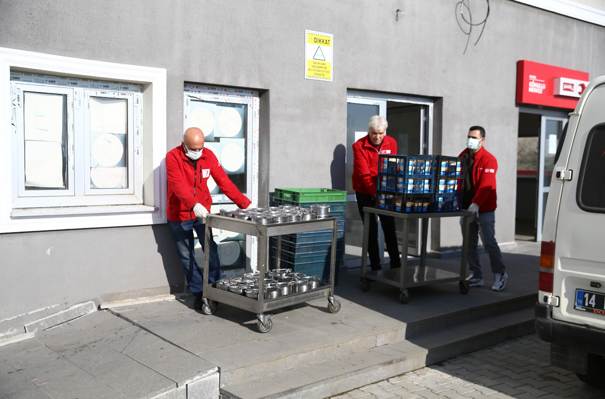 Türk Kızılay, yüzlerce aileye  iftarda sıcak aş ulaştırıyor